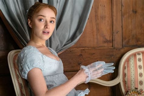 Bridgertons Phoebe Dynevor Recalls Awkward Naked Encounter。